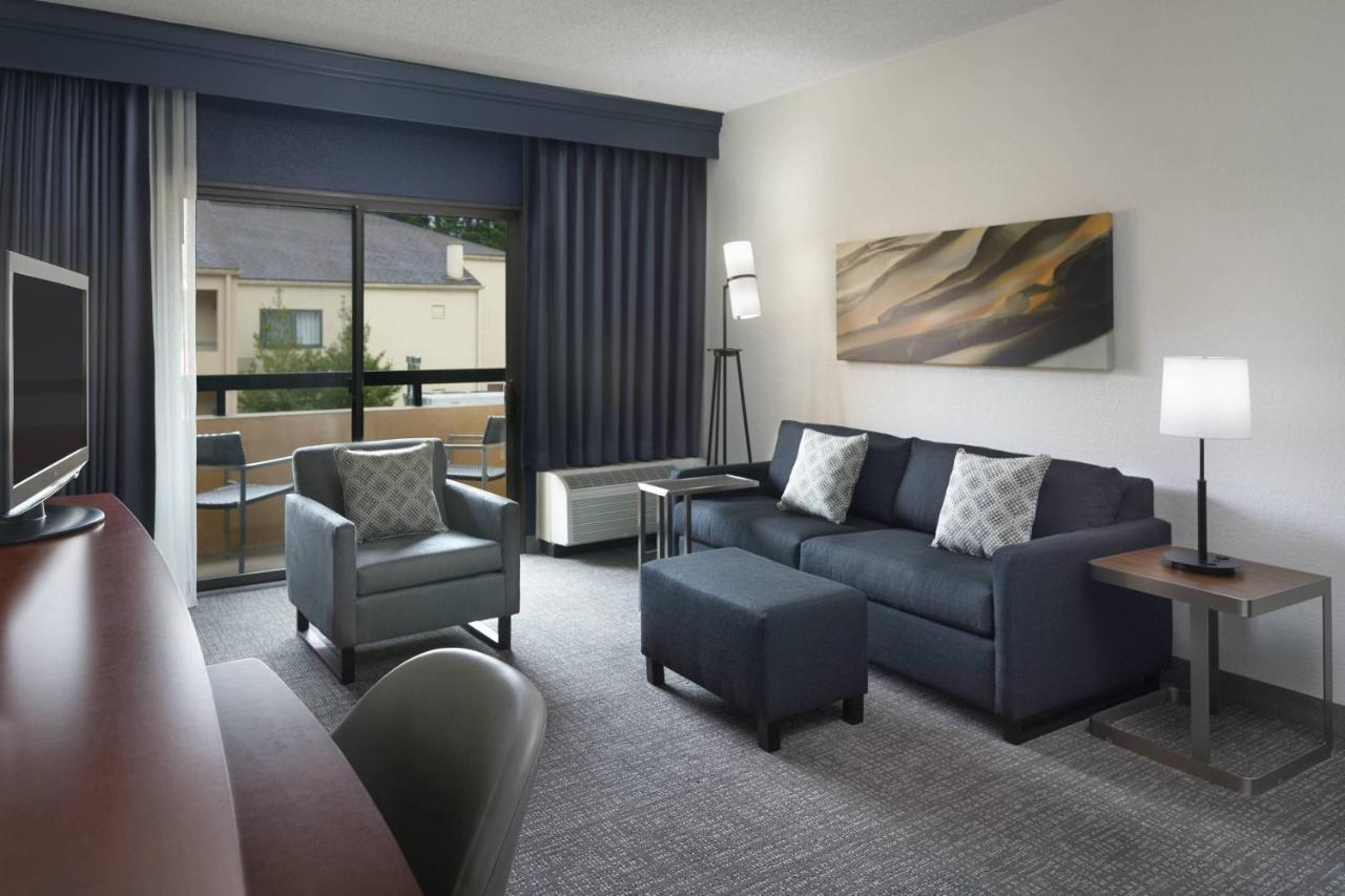 Courtyard Charlotte Arrowood Hotel Exterior photo